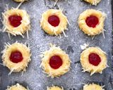 Foto langkah ke 4 dari resep Thumbprint Cookies 🧈🥚🍓.