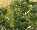 Foto del paso 4 de la receta: Tostadas con revuelto de espárragos, cebolla tierna y ajo