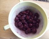 Foto del paso 1 de la receta: Bizcocho tierno con cerezas en ginebra y miel