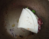 Foto del paso 5 de la receta: Triángulos de hamburguesa con lechuga tomate y queso