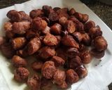 A picture of step 1 of Sausage pineapples.