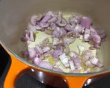 A picture of step 2 of Salmon and shrimp pie.