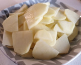 Foto del paso 1 de la receta: Patatas con huevos revueltos