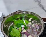 Foto langkah ke 2 dari resep Sayur Bening Daun Kelor.