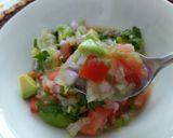Foto del paso 5 de la receta: Ensalada de pepino, tomate y aguacate aliñada con agua de mar