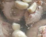 Foto langkah ke 2 dari resep Chicken Garlic Soup Ala Taiwan.
