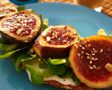 Foto del paso 4 de la receta: Tostada con queso, higos y canónigos