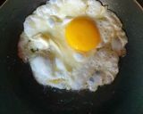 Foto langkah ke 2 dari resep Telur Ceplok Masak Kecap.
