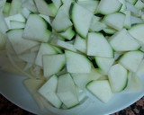 Foto del paso 1 de la receta: Tortilla de patatas, calabacín y cebolla. Muy melosa