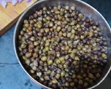A picture of step 1 of Boil green chickpeas chatpata chaat masala.