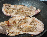 Foto del paso 5 de la receta: Chuletas de aguja de cerdo a la plancha con salsa de zanahoria