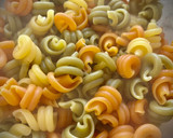 Foto del paso 1 de la receta: Trottole tricolore picante con bonito y alcaparras