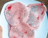 Hình bước làm 2 của món Bánh tiêu dâu tây