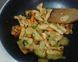 รูปขั้นตอนการทำที่ 3 ของ ก้านบล็อคโคลี่ผัดพริกแกงอกไก่