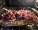 Foto del paso 2 de la receta: Muslos encebollados en salsa de otro