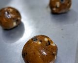 Foto langkah ke 4 dari resep Cookies Silverqueen mix Chocochip 🍪.