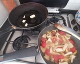Foto del passaggio 4 della ricetta Scaloppine di vitello ai funghi di bosco 🍄🌳🍁🍂