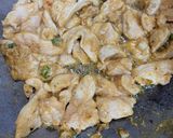 รูปขั้นตอนการทำที่ 3 ของ ไก่ผัดพริกเผานมสด