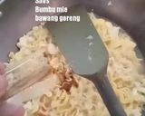 Foto langkah ke 5 dari resep Indomie Goreng Nyemek.