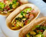 Hình bước làm 3 của món Thuyền Taco Gà & Rau Quả