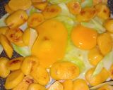 รูปขั้นตอนการทำที่ 2 ของ ฮอทดอกคั่วไข่ | Roasted Hot Dogs with Scrambled Eggs