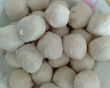 Hình bước làm 1 của món Canh dưa chua chả cá basa viên