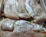 Foto del paso 3 de la receta: Pescado sobre colchón de verduras y tapado con papas gratinadas