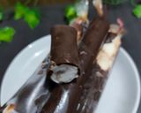 Foto langkah ke 4 dari resep Es krim lilin isi mangga lapis coklat.