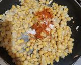 A picture of step 3 of Ragda Patties.