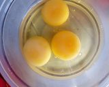 A picture of step 1 of Fried rolled omelette.