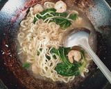 Foto langkah ke 3 dari resep Mie Kuah Bayam Udang.