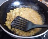 A picture of step 3 of Khatti meethi angur chutney (grapes).