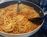 Foto del paso 6 de la receta: Espaguetis con butifarra, salsa de tomate, chocolate y vermut