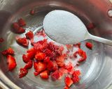รูปขั้นตอนการทำที่ 2 ของ 🍓แยมสตรอว์เบอร์รี่แบบง่ายๆ สูตรทานหวานแล้วไม่รู้สึกผิด🍓