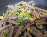 Foto del paso 5 de la receta: Macarrones de trigo sarraceno con calabacín, brócoli y curry