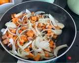 Foto del paso 3 de la receta: Pollo salteado con batata, cebolla, alubias, guisantes y salsa de miel con limón para burritos