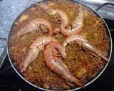 Foto del paso 8 de la receta: Fideuá de sepia y gambones (con salmorreta)