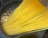 Hình bước làm 4 của món Mỳ Spaghetti Kem Nấm Gà Bao Ngon Cực Dễ