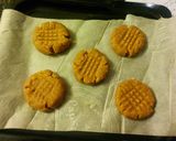 A picture of step 5 of Egg Yolk Peanut Butter Cookies.