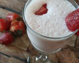 A picture of step 2 of Refreshing Strawberry milkshake.