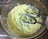 A picture of step 5 of Caramel Crumble Muffins.
