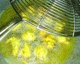A picture of step 2 of Besan pakodi.