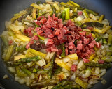 Foto del paso 1 de la receta: Revuelto de espárragos trigueros con cebolla y jamón