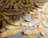 Foto del passaggio 4 della ricetta Snack di bucce di patate antispreco