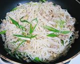 A picture of step 4 of Somen Noodles Chijimi with Pork and Walnut.