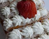 Foto del paso 4 de la receta: Postre borrachito de vainillas con dulce de leche, crema y frutillas 🍓