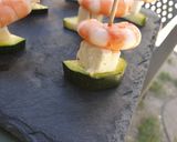 Une image de l'étape 4 de Bouchée de courgette crue à la feta et crevette.