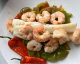 Foto del paso 9 de la receta: Bacalao skrei con gambones al ajillo, sobre cama de pimientos