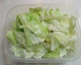 A picture of step 2 of Healthy Sake-steamed Chicken Tenders with Cabbage.