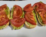 Foto del paso 3 de la receta: Barritas tostadas o sin tostar con aguacate, tomate y longaniza